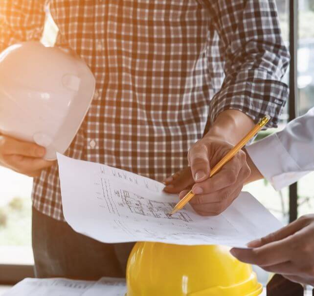 Profesional de reformas con herramientas